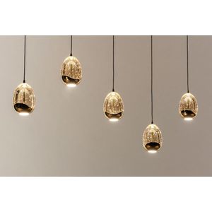 Hanglamp met vijf glazen in amberkleur op verschillende hoogtes