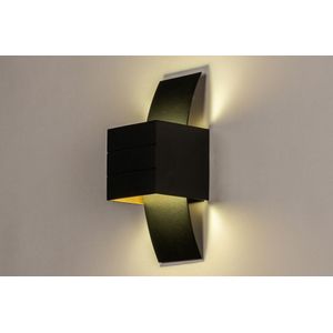 Zwarte wandlamp met IP54 waarde voorzien van led verlichting en goudkleurige binnenkant.