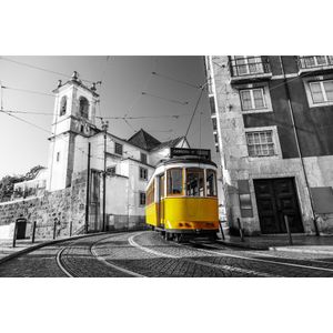 Fotobehang - Tram in een historische wijk in Lissabon, Gele tram tegen zwart witte achtergrond, 11 maten, incl behanglijm