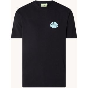 New Amsterdam Surf Association Rosebloom T-shirt van biologisch katoen met logo- en backprint
