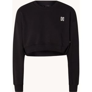 NIKKIE Cropped sweater met logoborduring