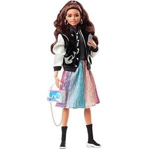 Barbie Signature @BarbieStyle, Volledig Beweegbare Modepop (brunette) met 2 topjes, rok, jeans, vest, 2 paar schoenen en accessoires, cadeau voor verzamelaars