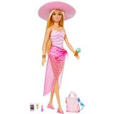 Blonde Barbie Pop met zwempak in roze en wit, zonnehoed, tas en accessoires met strandthema HPL73