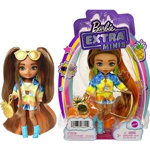 Barbie Extra Mini's Pop 5 (ca. 14 cm) in tie-dye jasje en shorts, met poppenstandaard en accessoires, waaronder een zonnebril en een tasje, cadeau voor kinderen vanaf 3 jaar