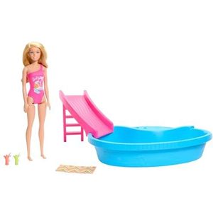 Barbie Pop en Zwembad, speelset, blonde pop in roze zwempak met tropische print, zwembad, glijbaan, handdoek en drinkaccessoires, HRJ74