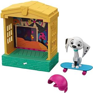 Disney 101 Dalmatian Street, stapelbaar hondenhok (12,5 cm) met personagefiguur van Dolly (8 cm) en een skateboard en helm, voor kinderen vanaf 5 jaar, GBM28