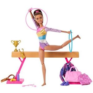 Barbie Turnen pop en accessoires, speelset met blonde modepop, C-klem voor salto's, evenwichtsbalk, warming-uppak en meer, HRG53