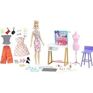​Barbie Modeontwerpster Pop (ruim 30 cm) en Studio, met meer dan 25 ontwerp- en modeaccessoires, ontwerptafel, stoel, naaimachine, stoffenstalen, paspop en meer, vanaf 3 jaar