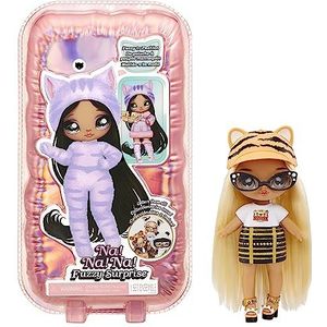 Na Na Na Fuzzy Surprise Series 1 - TIGER LINDA - 18 cm Poseerbare Modepop - Tijger-geïnspireerd met Gevlokt Lichaam, Muts, Bril, Outfit en Schoenen - Speelgoed voor Kinderen vanaf 4 Jaar