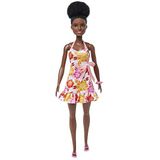 Barbie Pop, kinderspeelgoed, Barbie Houdt van de Zee, pop met natuurlijk zwart haar, poppenlichaam gemaakt van gerecycled plastic, zomeroutfit en accessoires, HLP93
