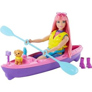 Barbie It Takes Two Kampeerspeelset met Daisy Pop (mollig met roze haar, 29 cm), puppyvriendje, kajak en kampeeraccessoires, een leuk cadeau voor kinderen van 3 tot 7 jaar, HDF75