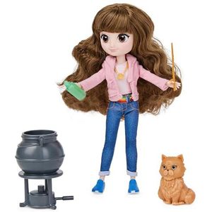 Spin Master 6061849 Wizarding World, 20 cm Hermelien Griffel Pop Cadeauset met 5 accessoires en 2 outfits, speelgoed voor meisjes vanaf 5 jr, Meerkleurig