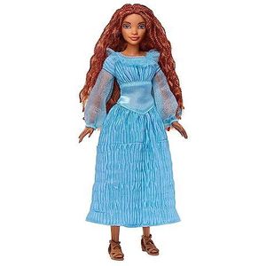 Mattel Disney De Kleine Zeemeermin Ariel Pop, modepop op het land, in haar beroemde blauwe jurk, speelgoed geïnspireerd op Disney's De Kleine Zeemeermin HLX09