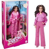 Barbie The Movie Verzamelpop, Gloria in driedelig roze broekpak met elegante hakken met bandjes en gouden oorbellen, HPJ98
