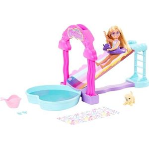 Barbie Chelsea Regenboogwaterglijbaan, speelset met pop, hond en accessoires, giet water in de regenboog om het te laten 'regenen', HTK39