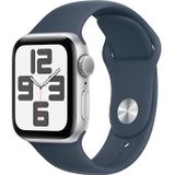 Apple Watch SE (2e generatie, 2023) (GPS 40 mm) Smartwatch - Kast van zilverkleurig aluminium - Stormblauw sportbandje M/L. Conditie en slaap bijhouden, ongelukdetectie, hartritme monitoren