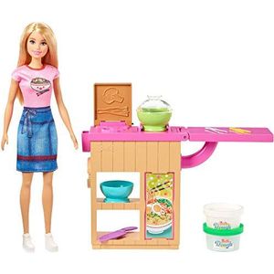 Barbie Noedelbar Speelset met blonde pop, werkstation, 2 emmertjes witte en groene klei, 2 kommen, speelgoedmesje en 2 paar stokjes voor kinderen vanaf 4 jaar