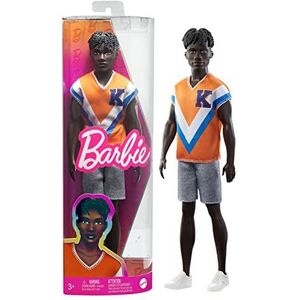Deze Barbie Ken Fashionistas pop draagt zijn zwarte haar in twists en ziet er trendy en fit uit in een sportief shirt en shorts. Shop meer Barbie en Ken cadeaus op [URL hier]! HPF79