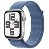 Apple Watch SE (2e generatie, 2023) (GPS 44 mm) Smartwatch - Kast van zilverkleurig aluminium - Winterblauw geweven sportbandje. Conditie en slaap bijhouden, ongelukdetectie, CO₂-neutraal