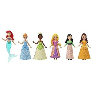 Mattel Disney Prinses Speelgoed, 6 poseerbare kleine poppen met glinsterende outfits en 13 accessoires voor een theefeestje, geïnspireerd op Disney films JCR91