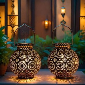 TRIROCKS Set van 2 Marokkaanse Stijl Metaal Tafel Lamp 18 cm Hoog Batterij Aangedreven Draadloze Lantaarns met LED Feeënverlichting Gloeilamp Perfect voor Woonkamer Feesten Tafel Binnen (Bruin)