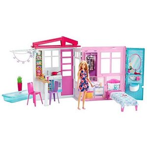 Barbie GWY84 - Vakantiehuis met pop, meubels en zwembad, draagbaar poppenhuis ca. 46 cm hoog met draaggreep, poppenaccessoires speelgoed vanaf 3 jaar