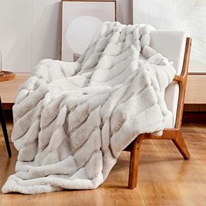 Cozy Bliss Luxe super zachte gestreepte imitatiebont deken voor bank, 127 x 152 cm, beige, warme melkachtige pluche deken voor slaapbank, woonkamer, slaapkamer (streep-beige)