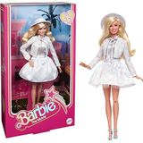 Barbie The Movie Pop, Margot Robbie als Barbie, verzamelpop in setje met blauwe ruitjes, met bijpassende hoedje en jasje HRF26