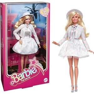 Barbie The Movie Pop, Margot Robbie als Barbie, verzamelpop in setje met blauwe ruitjes, met bijpassende hoedje en jasje HRF26