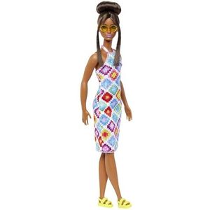 Barbie Fashionistas Pop 210 met bruin haar in een knot, in een kleurrijke, gebreide halterjurk, met zonnebril en op sandalen HJT07