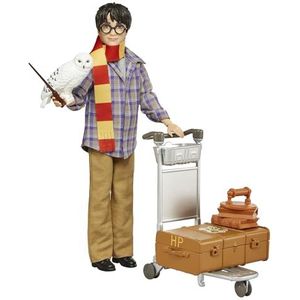 Harry Potter Verzamelbaar Perron 9 3/4 Pop (25 cm), beweegbaar, met reiskleding, Hedwig, bagage en accessoires, cadeau voor verzamelaars en kinderen van 6 jaar en ouder, GXW31