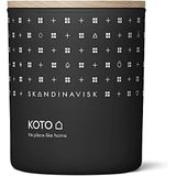 Skandinavisk KOTO 'Home' Mini Geurkaars. Geurtonen: vanillebonen en gedroogde sinaasappelschil, amber en leer. 65 g.