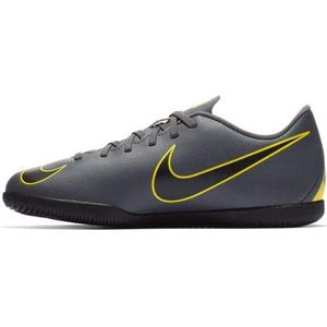 NIKE Unisex Kids Vaporx 12 Club Gs Ic Voetbal Schoenen, Zwart Zwart Mtlc Vivid Goud 077, 34 EU