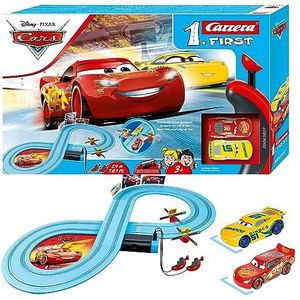Carrera First Disney Pixar Cars Race of Friends autoracebaan voor kinderen vanaf 3 jaar, 2,4 m racebaan, 2 op afstand bestuurde auto's met Lightning McQueen & Cruz Ramirez, cadeaus voor Pasen