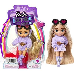 Barbie Extra Mini's Pop 4 (ca. 14 cm) in donzige paarse outfit, met poppenstandaard en accessoires, teddyoren en zonnebril, cadeau voor kinderen vanaf 3 jaar