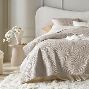 ROOM99 Feel Elegante Sprei in Beige, 200 x 220 cm - Veelzijdige Woondeken als Bedsprei of Banksprei, Quilt Stijl - Ideaal voor Bed en Bank, Fluweel