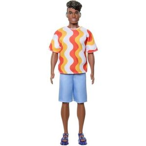 Barbie Fashionistas Ken Pop #220 met Gehoorapparaat achter het Oor en Breed Lichaam dat een Verwijderbaar Shirt met Oranje Patronen, Shorts en Doorzichtige sandalen draagt, HRH23