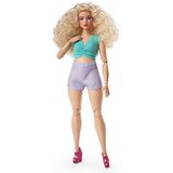 Barbie Looks Pop, blond krullend haar, colorblock outfit met uitgesneden taille, mollig lichaamstype, stylen en poseren, modeverzameling HJW83