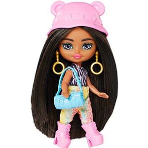 Barbie Extra Mini Mini's, Reispop in safarikleding, outfit met dierenprint en stylingaccessoires, Barbie Extra Fly, kleine pop HPT57