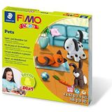 Staedtler 8034 02 LY Fimo kids form&play set Pet (superzachte ovenhardende knede, eenvoudige handleiding, hersluitbare box, set met 4 Fimoblokken, 1 modelleerstaaf en 1 speelachtergrond)