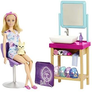 ​Barbie Wellnessdagje met Glittermasker Speelset, Blonde Barbie Pop, 7 Spamaskers, Wastafel, Spiegel, Stoel. Totaal van >15 accessoires. Geweldig cadeau voor kinderen van 3 tot 7 jaar oud, HCM82