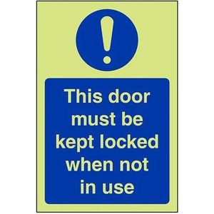 VSafety Glow In The Dark This Door To Be Locked When Not In Use Sign - Portret - 100mm x 150mm - Zelfklevend Vinyl