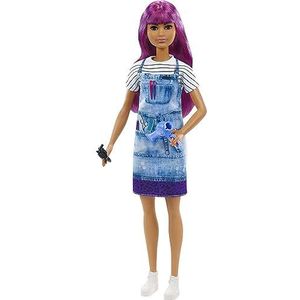 Barbie Styliste in Kapsalon, pop (30 cm) met paars haar, tie-dye schort, gestreept T-shirt, föhn en kam, geweldig cadeau voor kinderen vanaf 3 jaar, GTW36