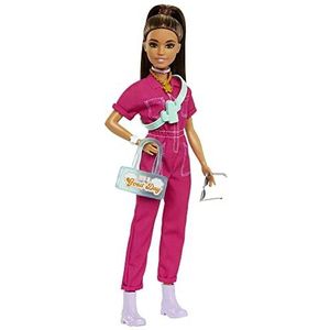 Barbie Pop in trendy roze overall en haar bruine haar in een hoge paardenstaart, met een puppy en accessoires die de fantasie prikkelen HPL76