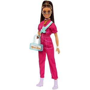 Barbie Pop in trendy roze overall en haar bruine haar in een hoge paardenstaart, met een puppy en accessoires die de fantasie prikkelen HPL76