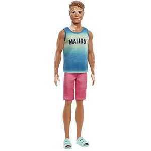 Barbie Ken Fashionistas pop #192, kort bruin haar, pigmentvlekken, Malibu tanktop, rode shorts, blauwe sandalen, speelgoed voor kinderen van 3 tot 8 jaar oud, HBV26