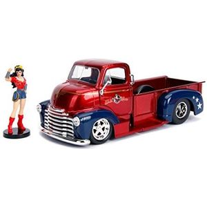 Jada Toys 253255010 Wonder Woman DC Bombshells, 1952 Chevy COE Pickup, auto, speelgoedauto van Die-cast, deuren, kofferbak en motorkap om te openen, incl. figuur, schaal 1:24, rood/blauw