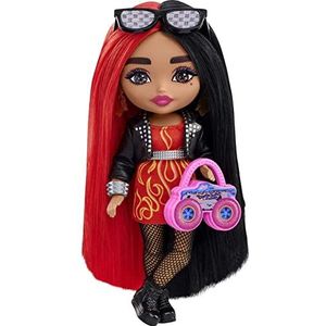 Barbie Pop, Barbie Extra Mini's Pop met rood en zwart haar, kinderspeelgoed, jurk met vlammenprints en motorjack, kleine pop, outfit en accessoires, HKP88