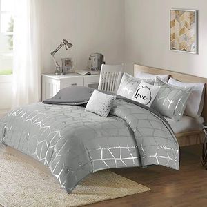 Intelligent Design Cozy Raina Troosterset - 5-delig - Grijs - Glam Metallic Zilver Geometrische Print Over Grijs - Hypoallergeen Microfiber Geborsteld - King/Cal King - 1 Dekbed, 2 Shams, 2 Kussens