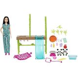 Barbie Pop en Accessoires, Speelset Panda's Verzorgen en Redden met Barbie Dierenartspop, 2 panda's die van kleur veranderen en meer dan 20 onderdelen, HKT77